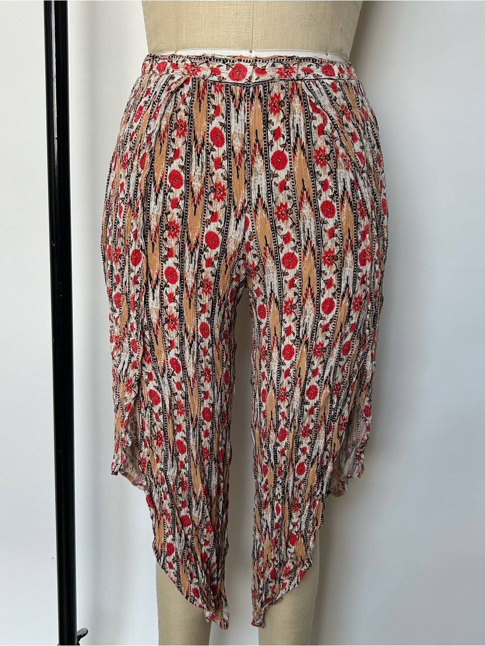 Red Floral Pleated Women’s Cropped Pants